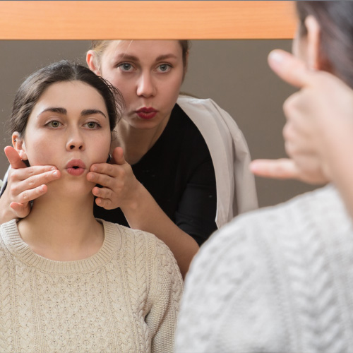 therapist helping her patient practice speech clarity during a speech therapy session