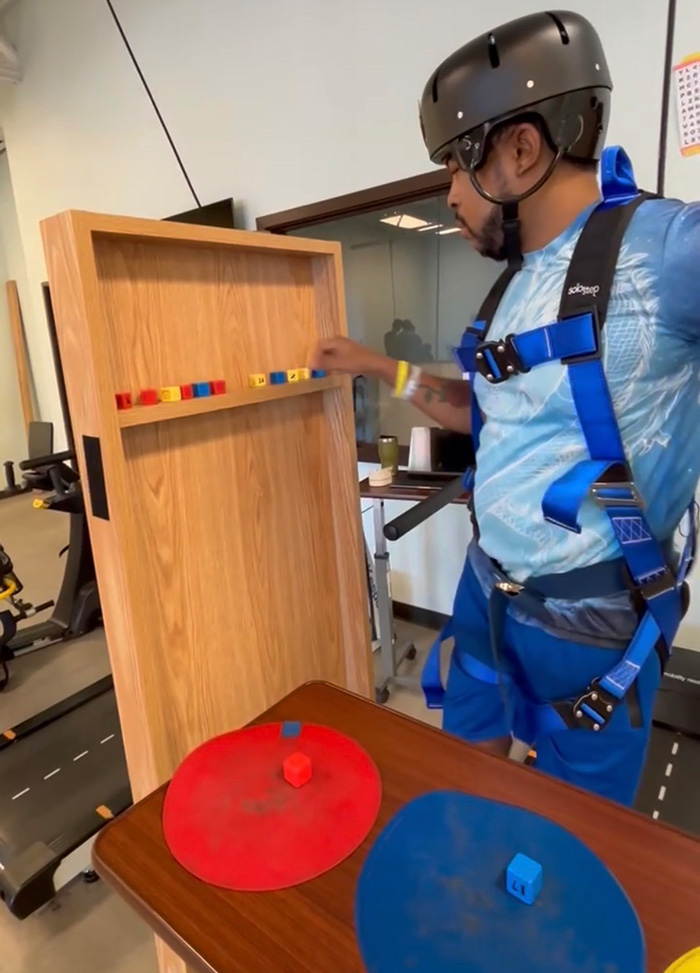 patient doing a color matching exercise after a brain injury to support his brain recovery